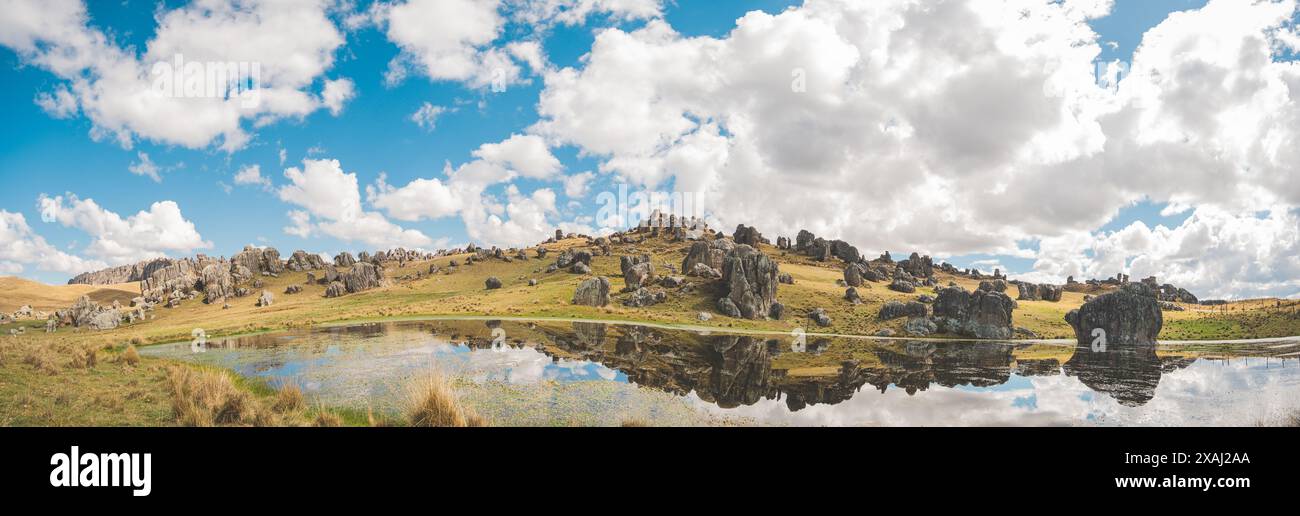 Huayllay Stone Forest, Felsen, die im Laufe der Jahre vom Wind erodiert wurden und Steinfiguren bilden. Cerro de Pasco. Peru, Panoramablick Stockfoto