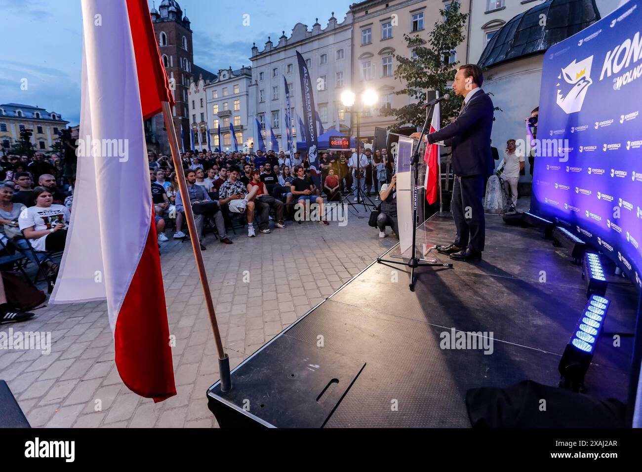 Krakau, Polen, 6. Juni 2024. Krzysztof Bosak, Vize-Sprecher des polnischen Parlaments (Sejm), spricht während einer Wahlkampagne zum Europäischen Parlament auf dem Hauptplatz der Altstadt von Krakau vor der Öffentlichkeit. Krzysztof Bosak vertritt die rechtsextreme politische Partei Konfederacja, die in Polen Unterstützung findet. Quelle: Dominika Zarzycka/Alamy Live News. Stockfoto