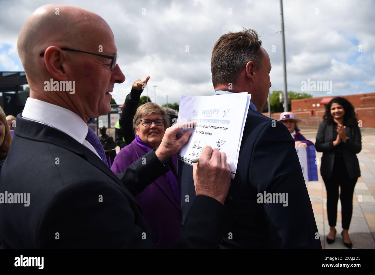 SNP-Chef John Swinney trifft Waspi-Aktivisten (Women Against State Pension Ungleichheit) bei Govan Cross in Glasgow, während er sich auf dem Wahlkampfpfad der General Election befand. Bilddatum: Freitag, 7. Juni 2024. Stockfoto