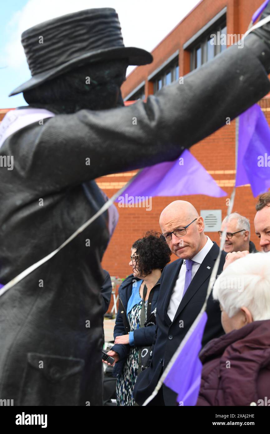 SNP-Chef John Swinney trifft Waspi-Aktivisten (Women Against State Pension Ungleichheit) bei Govan Cross in Glasgow, während er sich auf dem Wahlkampfpfad der General Election befand. Bilddatum: Freitag, 7. Juni 2024. Stockfoto