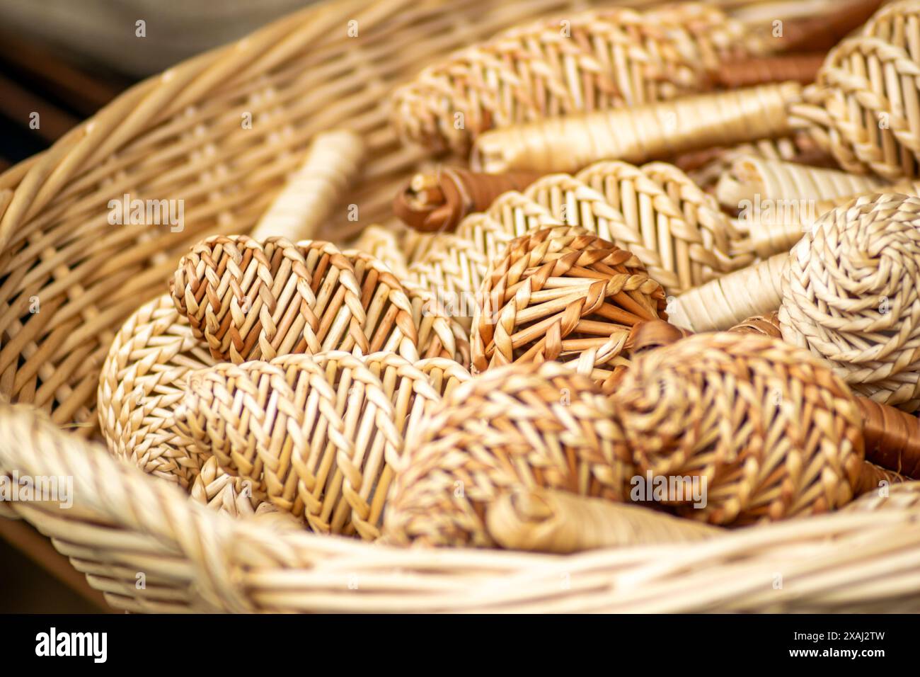 Traditionelle Rasseln aus Korbgeflecht, antike Spielzeuge für Kinder Stockfoto