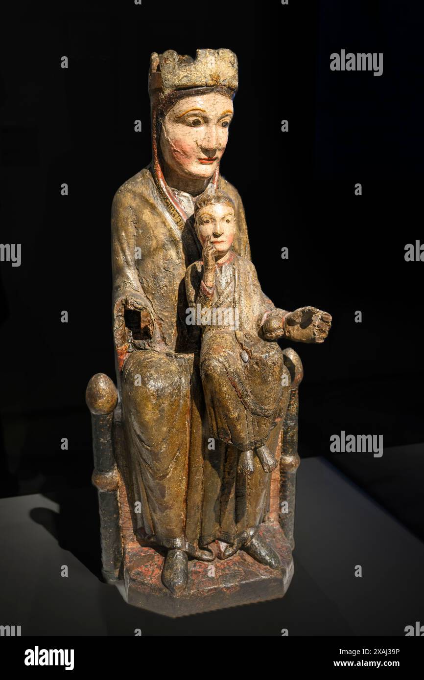 Die Virgen de Gosol (die Jungfrau von Gosol), zweite Hälfte des 12. Jahrhunderts. Geschnitztes Holz und Polychromie. Von der Kirche Santa Maria in der Burg Stockfoto