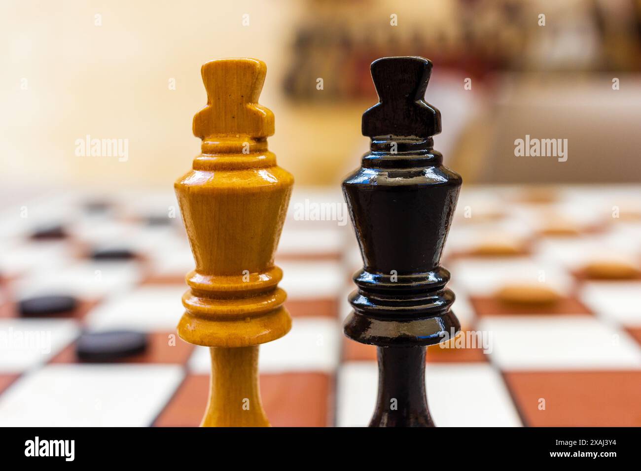 Schachfiguren auf einem Schachbrett Stockfoto