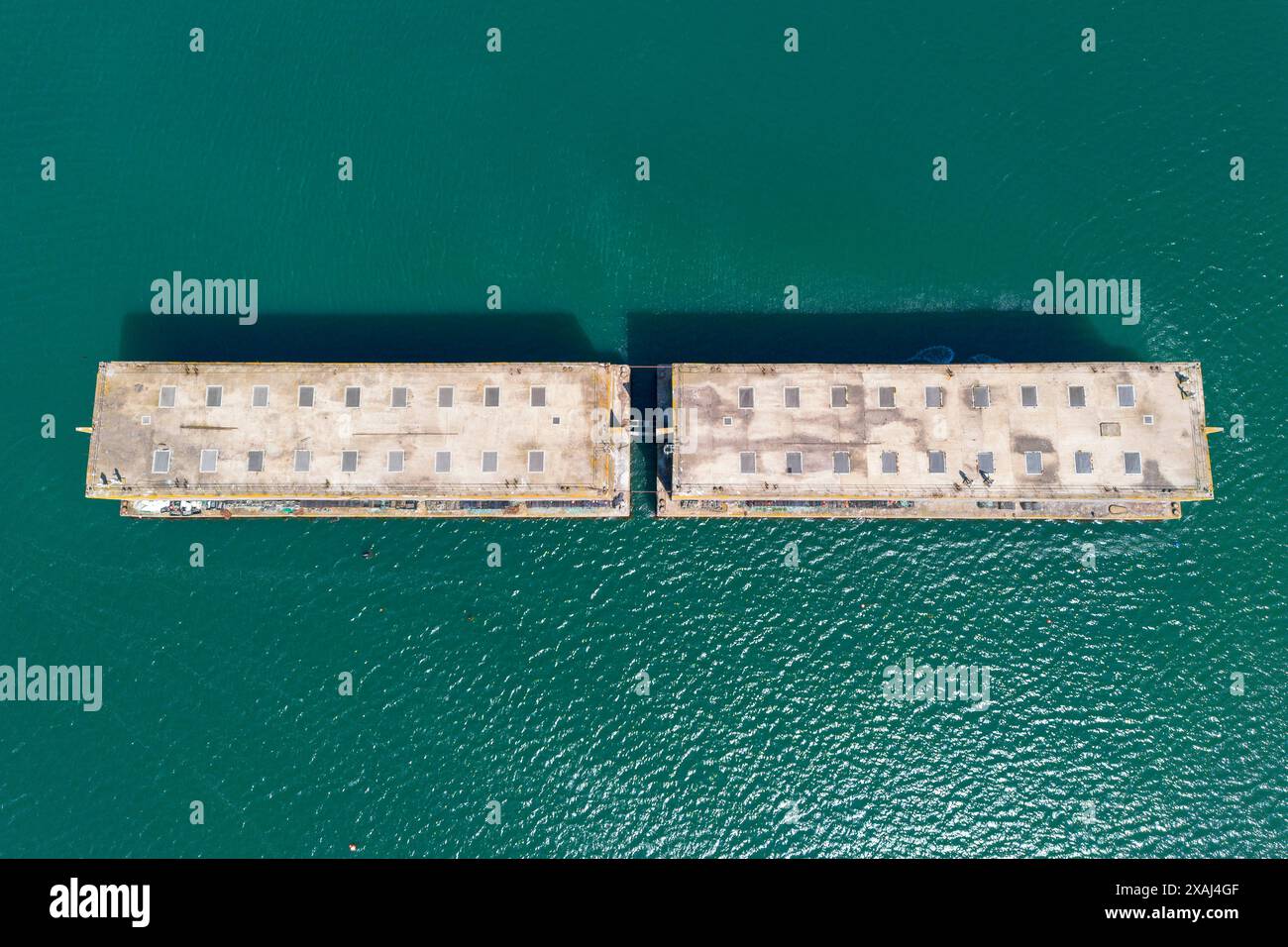 Castletown, Portland, Dorset, Großbritannien. Juni 2024. D-Day 80 Jubiläum. Blick auf die zwei gelisteten Phoenix Caissons der Klasse 2 im Portland Harbour in Dorset. Während des Zweiten Weltkriegs wurden sie als Wellenbrecher genutzt, um zwei temporäre Häfen zu errichten, Mulberry A am Omaha Beach, und Mulberry B am Gold Beach in der Normandie in Frankreich, um Vorräte und Ausrüstung zu entladen, um die alliierte Invasion im Juni 1944 zu unterstützen, da es an geeigneten Häfen entlang der Invasion fehlt. Ihr Entwurf basiert auf einem Konzept, das ursprünglich von Winston Churchill 1917 vorgeschlagen wurde. Bildnachweis: Graham Hunt/Alamy Live News Stockfoto