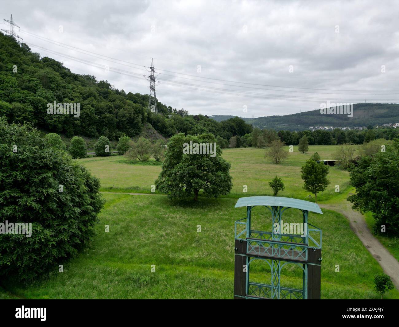 Luftaufnahme. Wiesen und Baeume Bäume sind saftig Gruen Grün. Der Himmel ist Wolkenverhangnen. Blick von Eiserfeld Richtung Niederschelden entlang der Siegtalstraße. Fruehling Frühling im Siegerland am 03.06.2024 in Siegen/Deutschland. *** Aus der Luft Wiesen und Bäume sind üppig grün der Himmel ist bewölkt Blick von Eiserfeld in Richtung Niederschelden entlang der Siegtalstraße Frühlingsquelle im Siegerland am 03 06 2024 in Siegen Deutschland Stockfoto