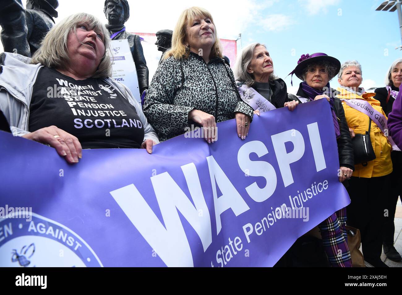 Waspi (Women Against State Pension Ungleichheit)-Aktivisten, die SNP-Chef John Swinney bei Govan Cross in Glasgow kennenlernten, während er den Wahlkampfpfad der General Election gewann. Bilddatum: Freitag, 7. Juni 2024. Stockfoto