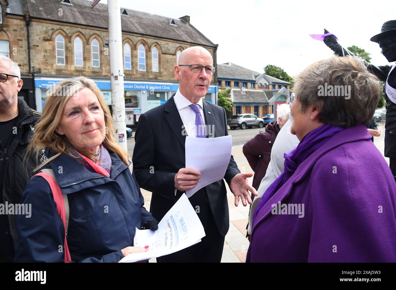 SNP-Chef John Swinney trifft Waspi-Aktivisten (Women Against State Pension Ungleichheit) bei Govan Cross in Glasgow, während er sich auf dem Wahlkampfpfad der General Election befand. Bilddatum: Freitag, 7. Juni 2024. Stockfoto