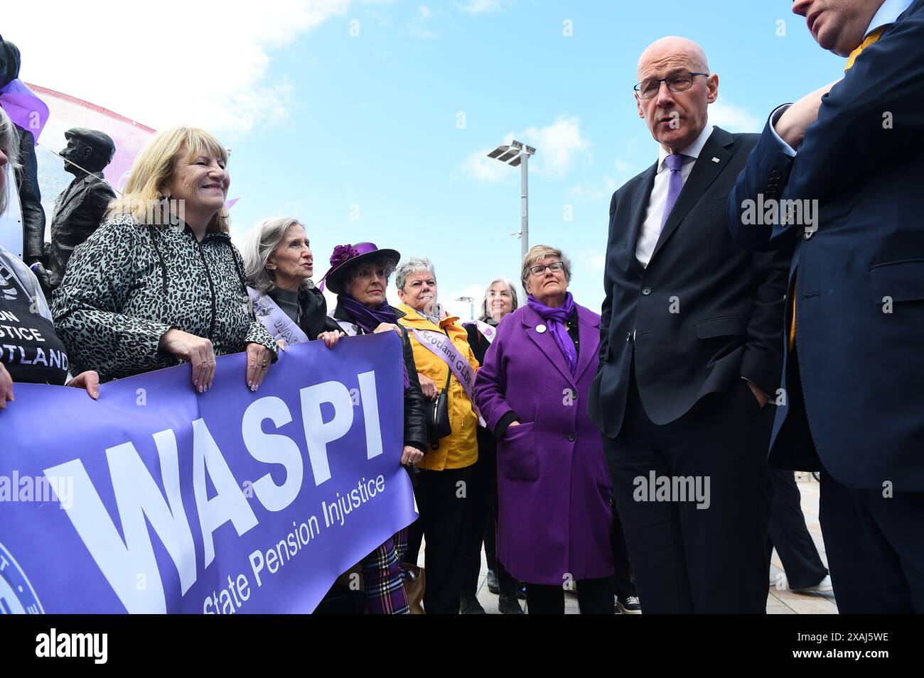SNP-Chef John Swinney trifft Waspi-Aktivisten (Women Against State Pension Ungleichheit) bei Govan Cross in Glasgow, während er sich auf dem Wahlkampfpfad der General Election befand. Bilddatum: Freitag, 7. Juni 2024. Stockfoto
