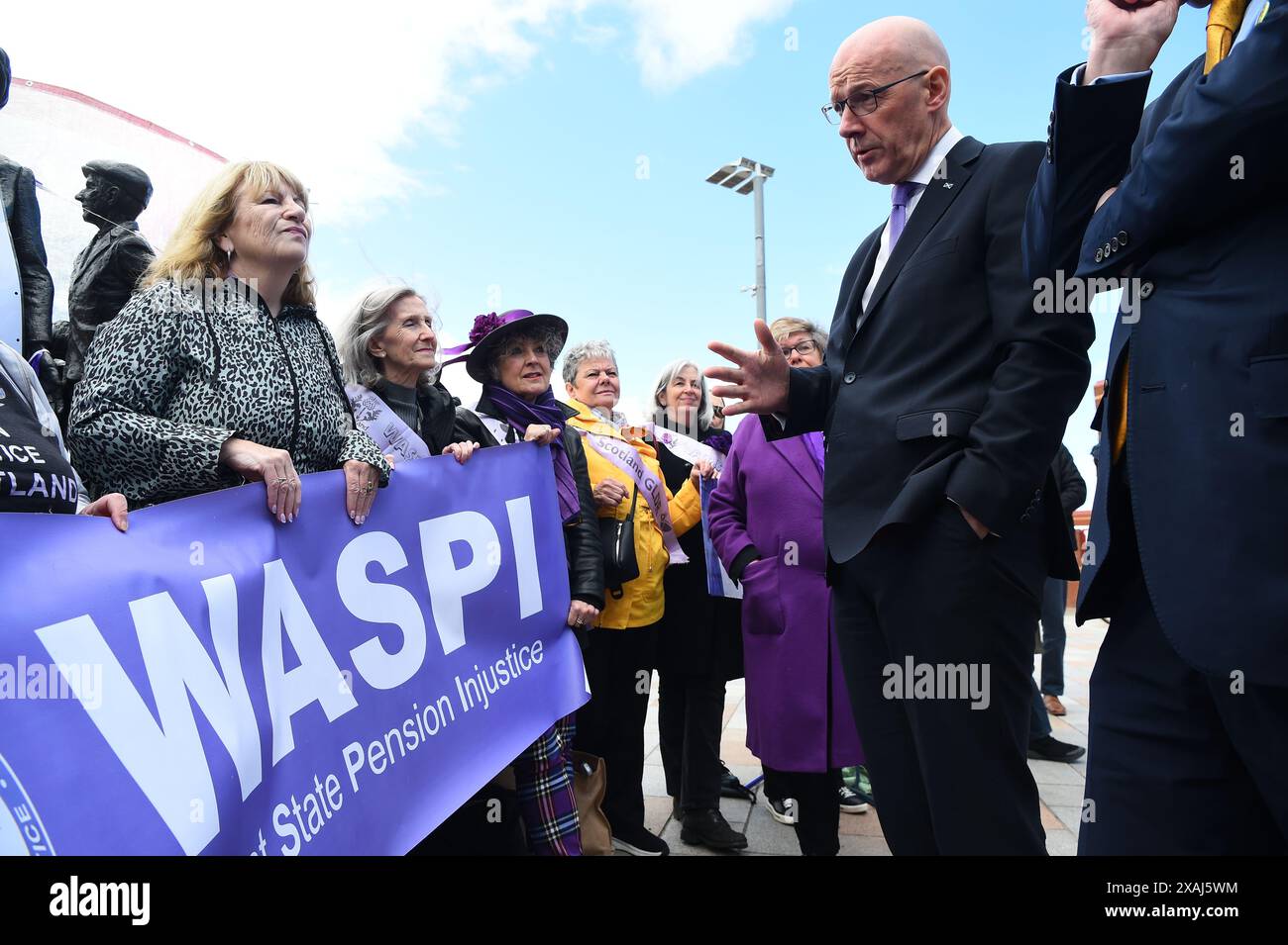 SNP-Chef John Swinney trifft Waspi-Aktivisten (Women Against State Pension Ungleichheit) bei Govan Cross in Glasgow, während er sich auf dem Wahlkampfpfad der General Election befand. Bilddatum: Freitag, 7. Juni 2024. Stockfoto