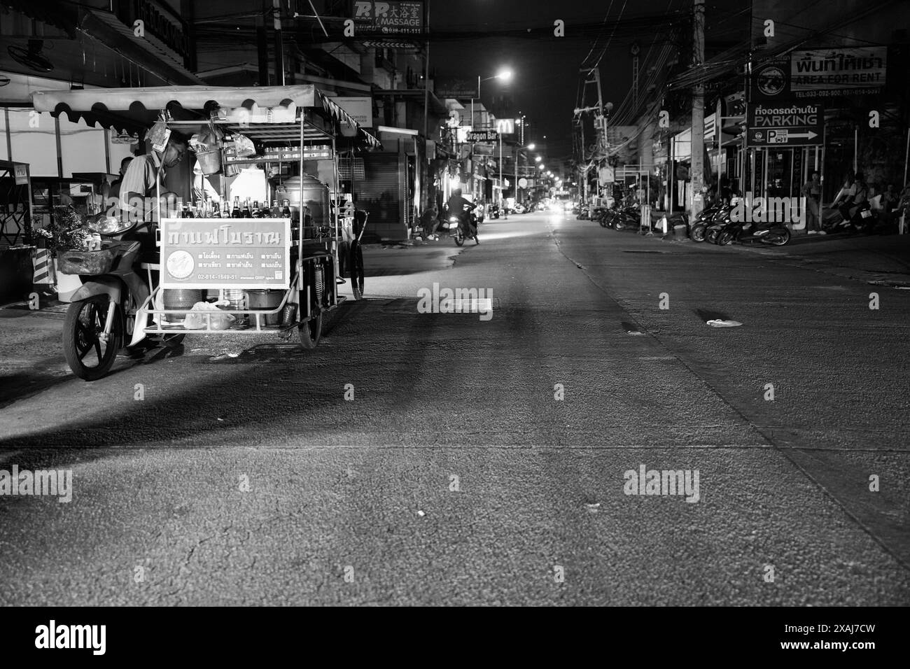 Straßenleben mit Gebäuden und Menschen in Soi Buakhao im Pattaya Bezirk Chonburi in Thailand Asien in Monochrom oder Schwarzweiß Stockfoto