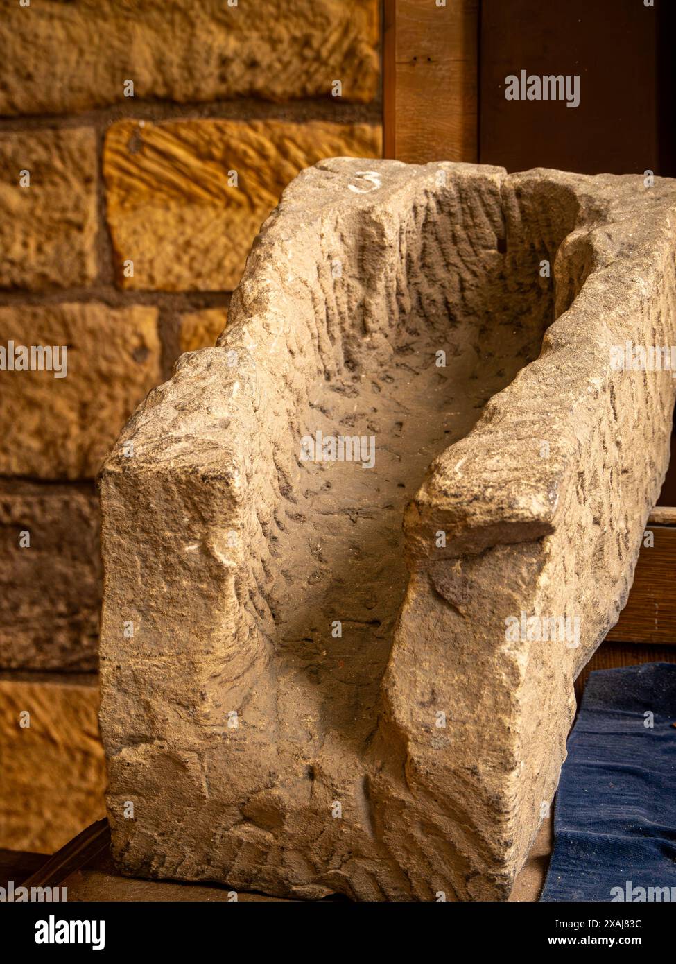 Ein sächsischer Kindersarg in der St. Mary's Church Whitby. Stockfoto