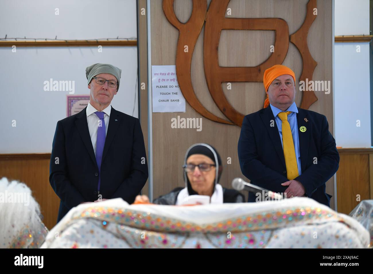 SNP-Chef John Swinney und Parlamentskandidat Chris Stephens während seines Besuchs bei der Glasgow Gurdwara, während er auf dem Wahlkampfpfad für die General Election war. Bilddatum: Freitag, 7. Juni 2024. Stockfoto