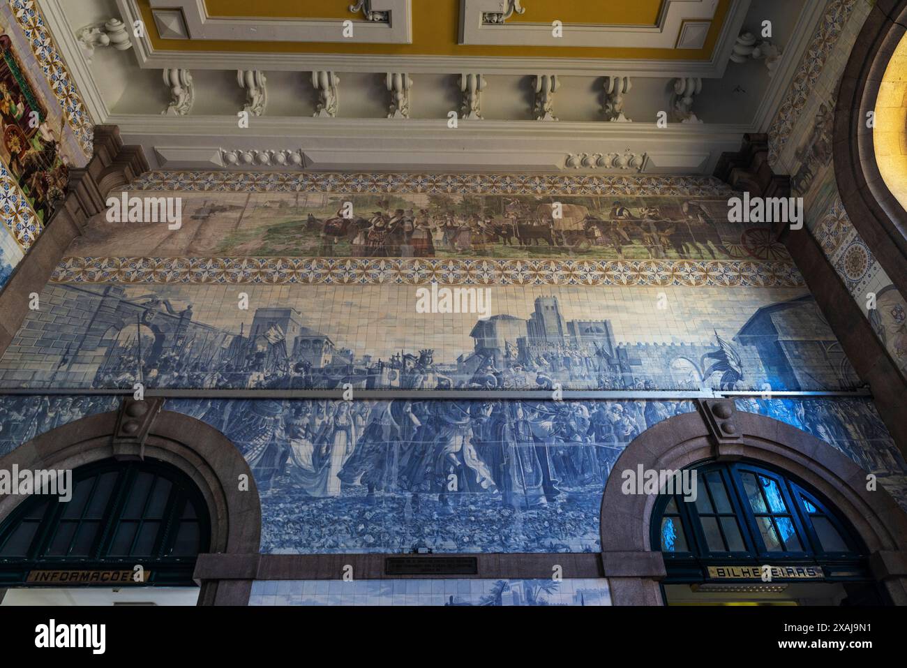 Innenraum des Bahnhofs Sao Bento mit blauem Azulejo-Fliesengemälde, Porto, Portugal Stockfoto