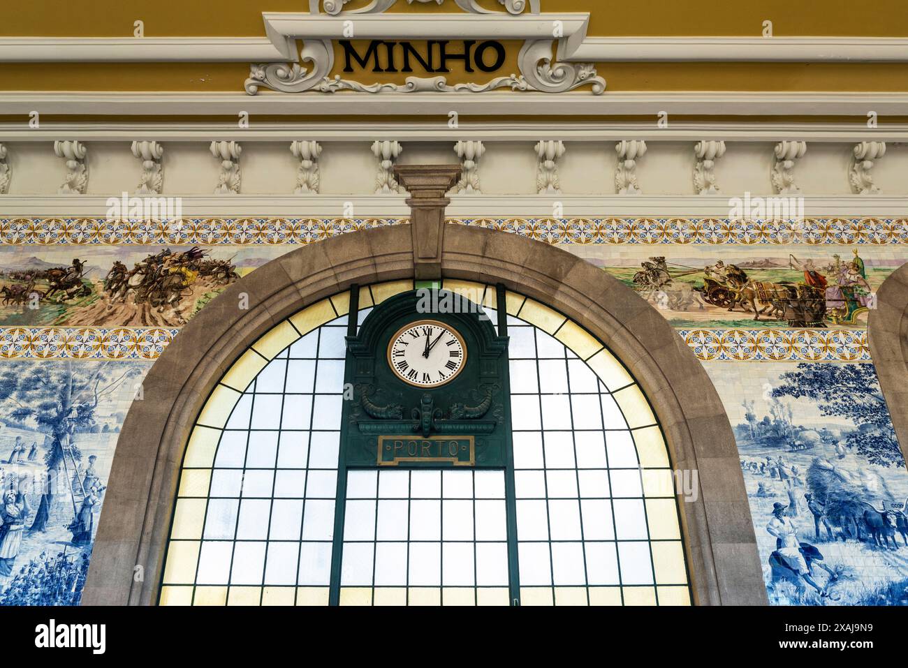 Uhr im Inneren des Bahnhofs Sao Bento in Porto oder Porto, Portugal Stockfoto