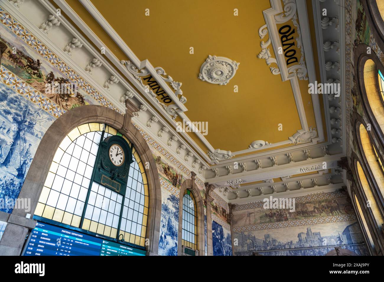 Innenraum des Bahnhofs Sao Bento mit blauem Azulejo-Fliesengemälde, Porto, Portugal Stockfoto
