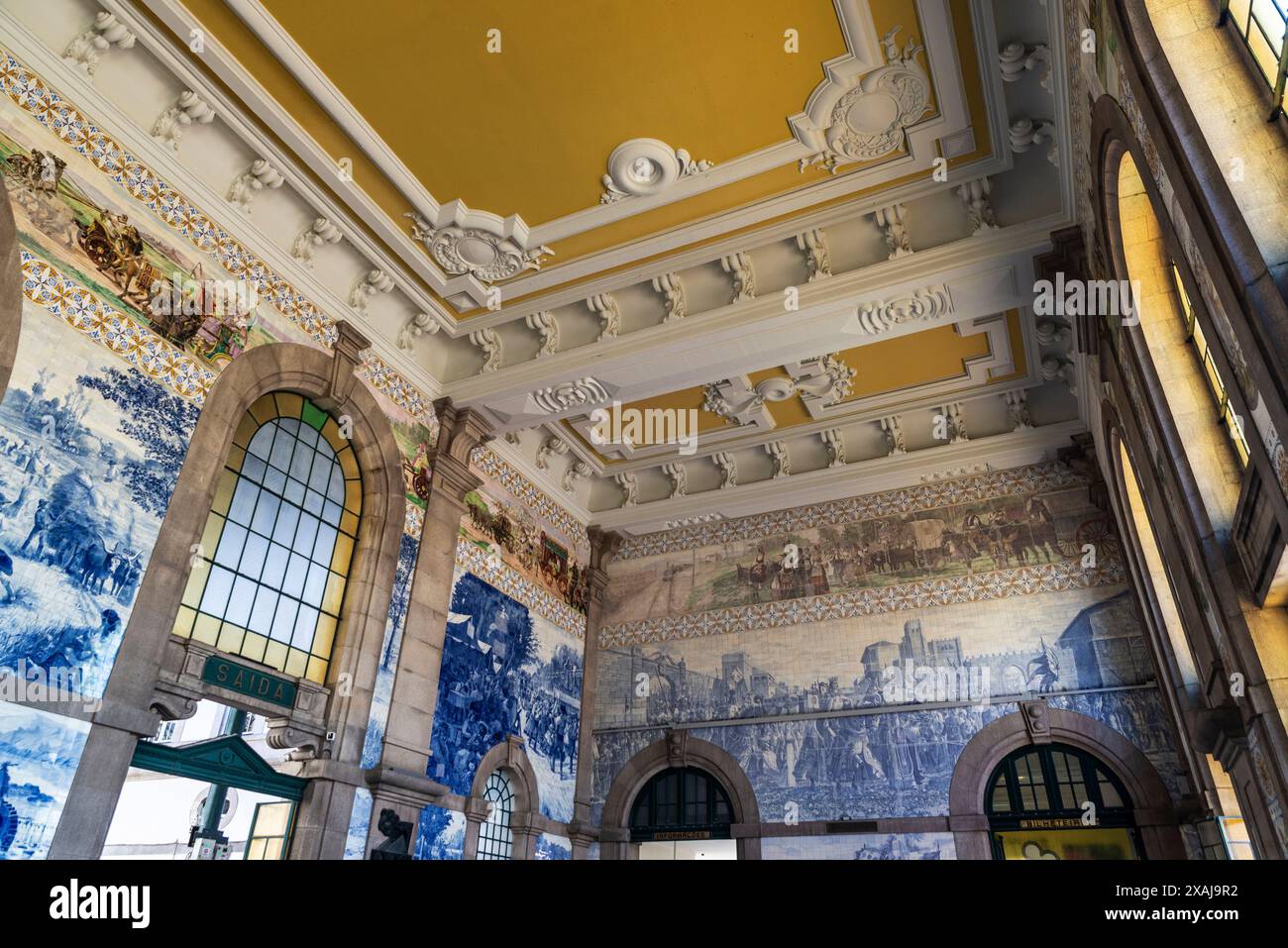 Innenraum des Bahnhofs Sao Bento mit blauem Azulejo-Fliesengemälde, Porto, Portugal Stockfoto