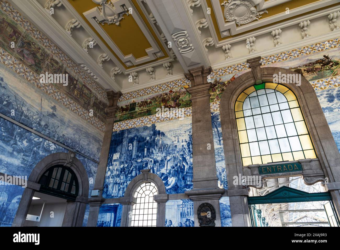 Innenraum des Bahnhofs Sao Bento mit blauem Azulejo-Fliesengemälde, Porto, Portugal Stockfoto