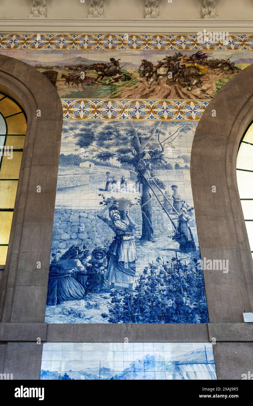 Innenraum des Bahnhofs Sao Bento mit blauem Azulejo-Fliesengemälde, Porto, Portugal Stockfoto