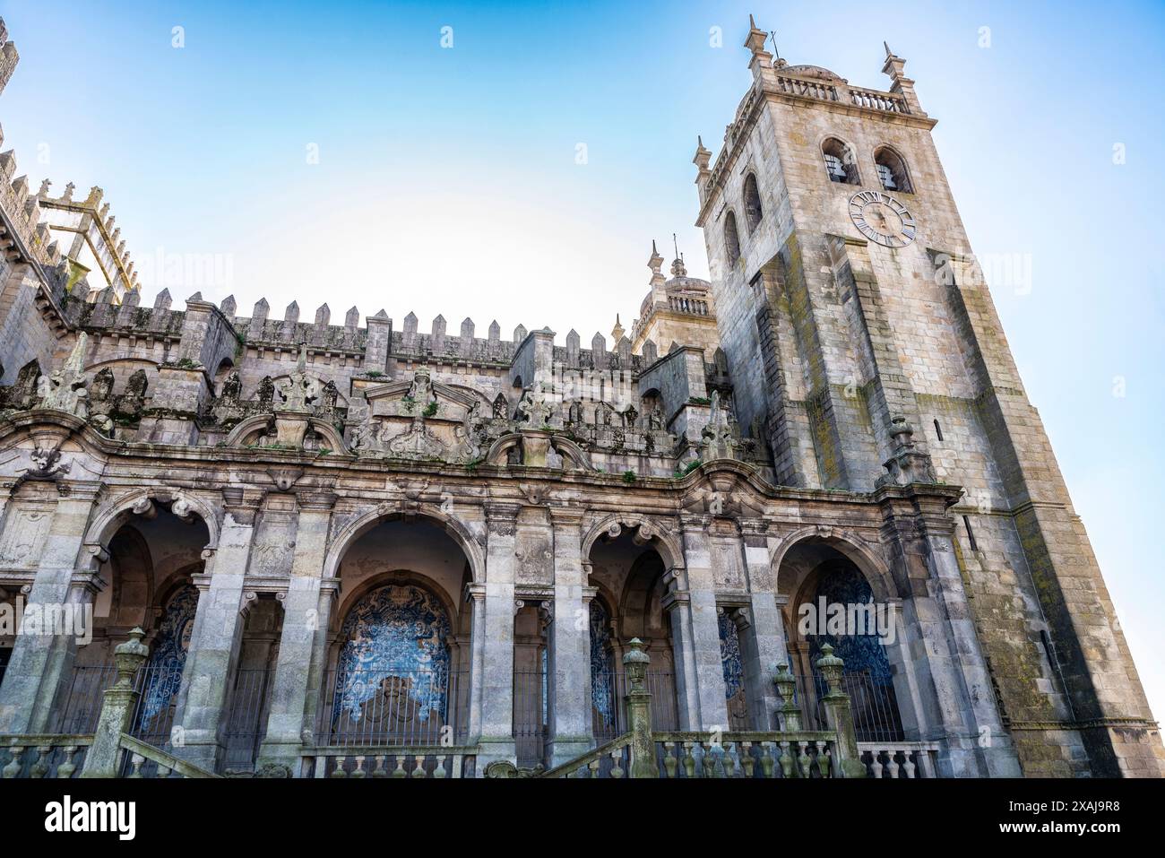 Seitliche Fassade der Kathedrale von Porto im romanischen, gotischen und barocken Stil in Porto, Portugal Stockfoto