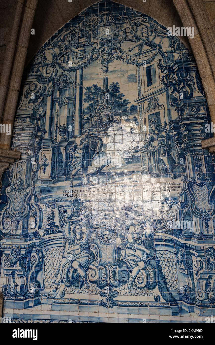 Blaues Azulejo-Fliesengemälde im gotischen Kreuzgang der Kathedrale von Porto im romanischen, gotischen und barocken Stil in Porto, Portugal Stockfoto