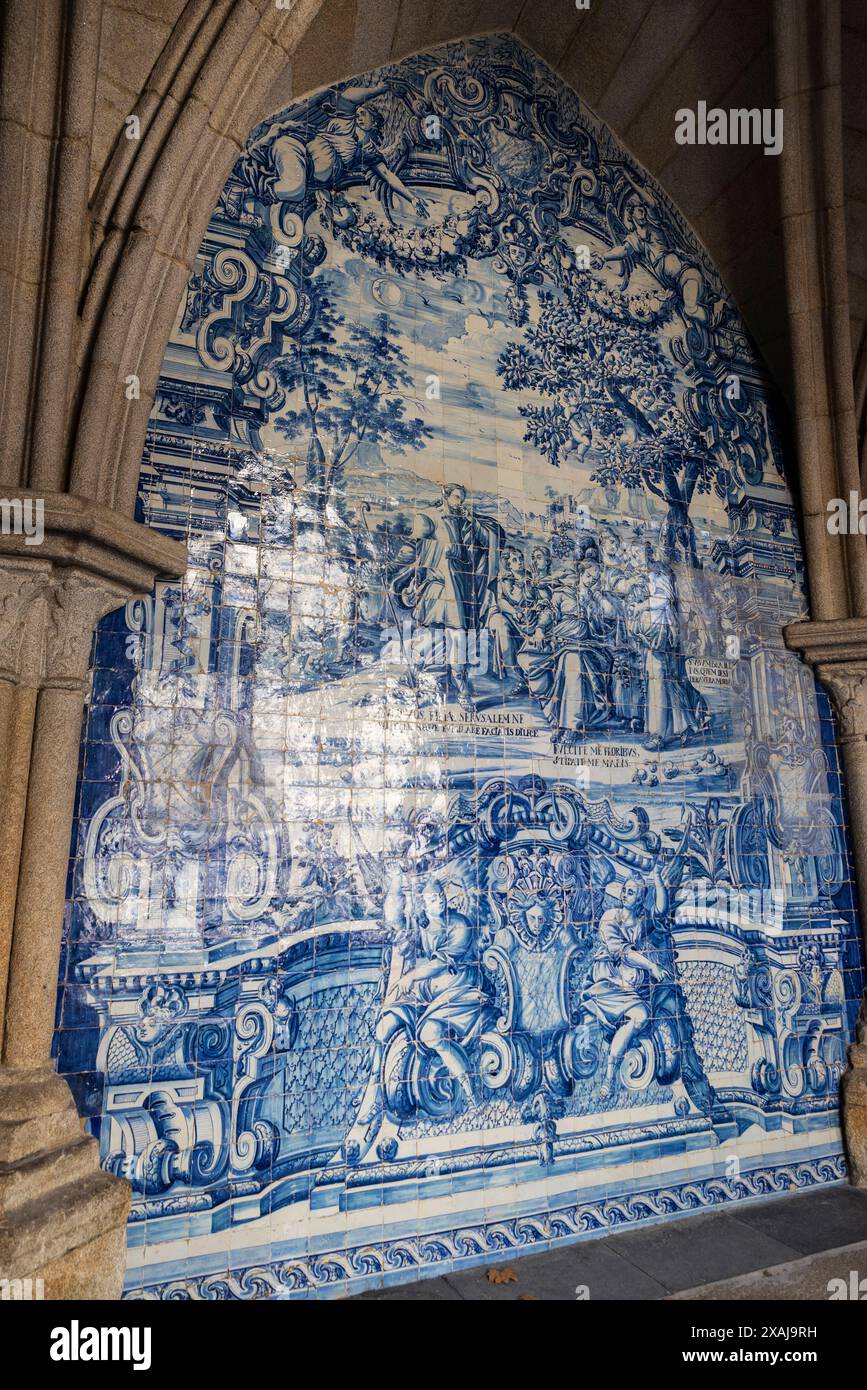 Blaues Azulejo-Fliesengemälde im gotischen Kreuzgang der Kathedrale von Porto im romanischen, gotischen und barocken Stil in Porto, Portugal Stockfoto