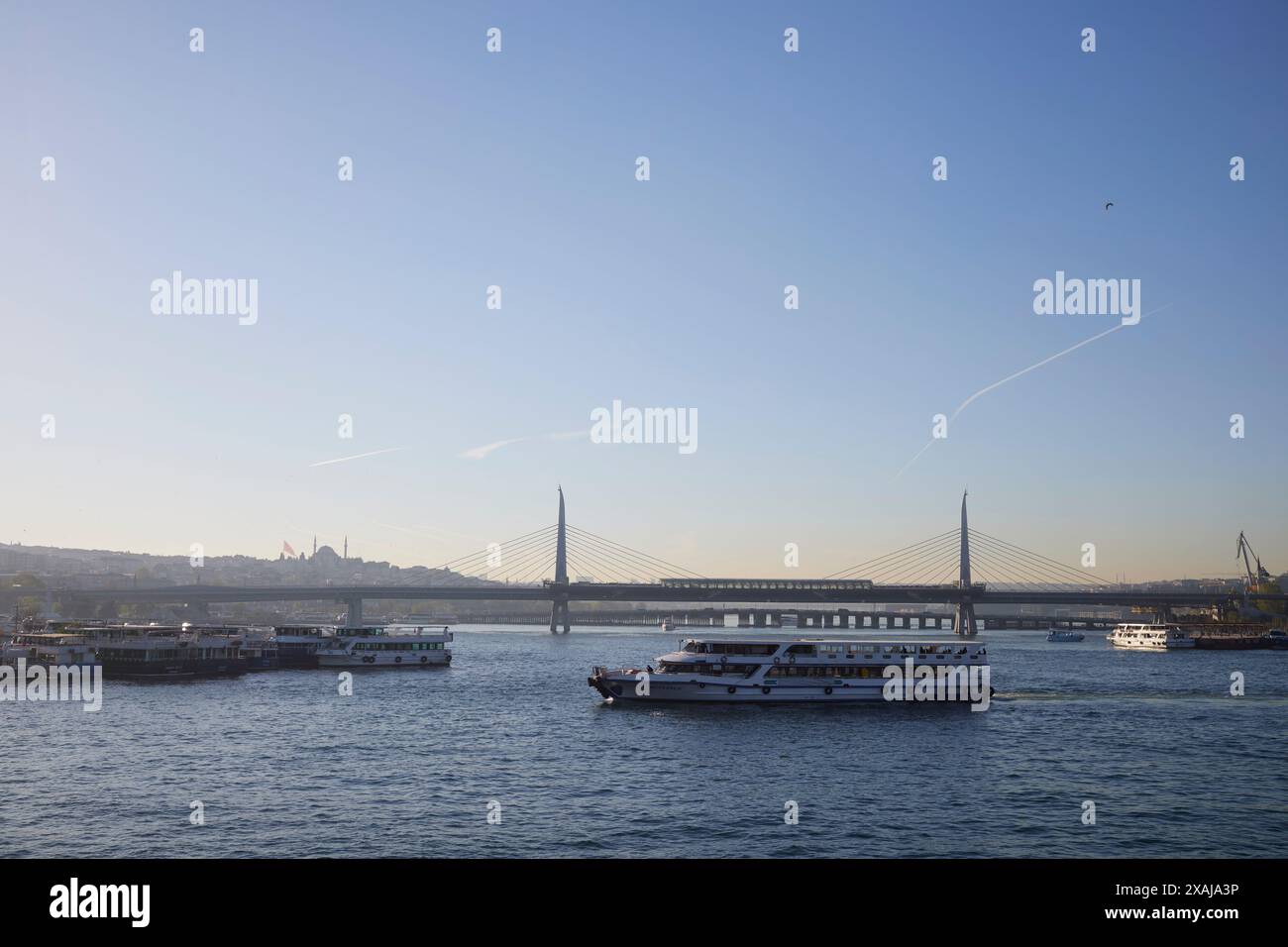 ISTANBUL, TÜRKEI - 15. APRIL 2024: Blick auf die Bucht des Goldenen Horns von der Galata-Brücke in Istanbul Stockfoto