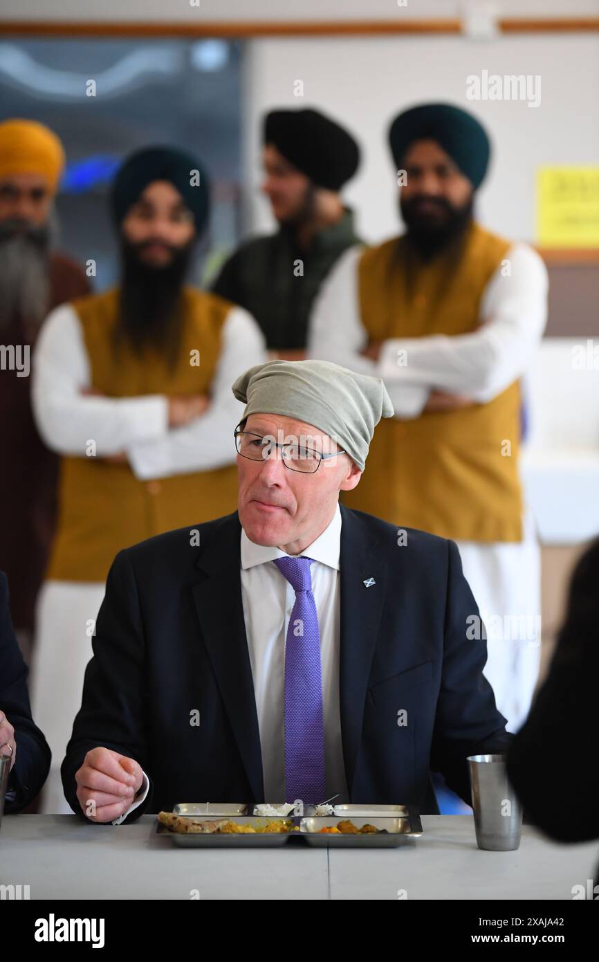 SNP-Chef John Swinney hat während seines Besuchs in Glasgow Gurdwara zu Mittag gegessen, während er sich auf dem Wahlkampfpfad der General Election befindet. Bilddatum: Freitag, 7. Juni 2024. Stockfoto