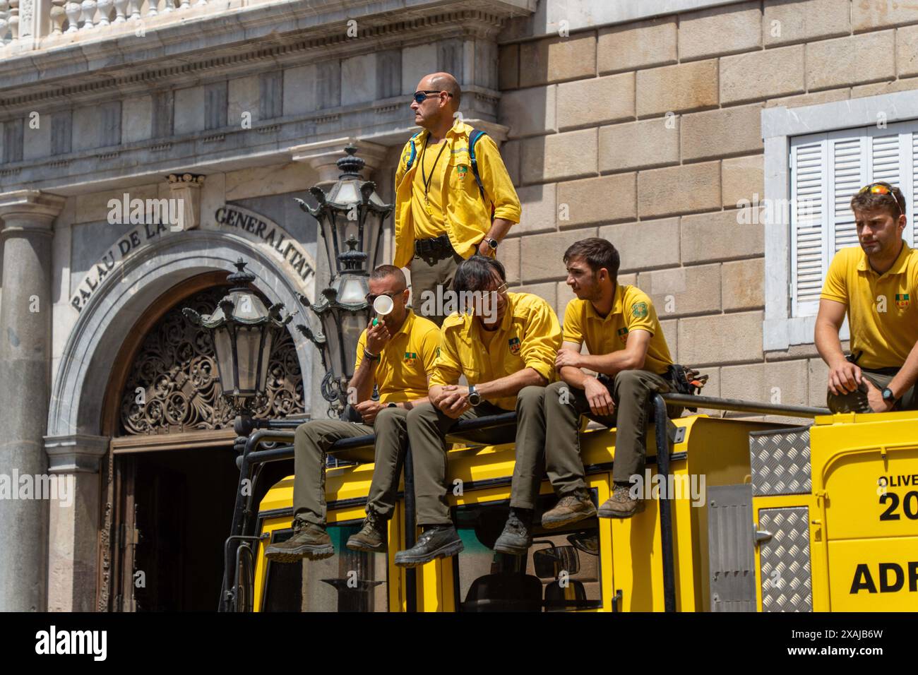 Die ADF (Freiwillige, die bei der Ausrottung von Waldbränden helfen) aus ganz Katalonien protestieren mit ihren Feuerwehrfahrzeugen im Zentrum von Barcelona und versammeln sich auf dem Plac Sant Jaume, um den Vorschlag der Feuerwehrleute der katalanischen Generalitat zu fordern, was sie zu einer sekundären Rolle macht, geht nicht voran und dass sie in Waldbrandprotokollen berücksichtigt werden. Los ADF (freiwillios que ayudan en la extinción de incendios forestales) de toda Cataluña protestan con sus vehículos de extinción de incendios por el Centro de Barcelona y se centrran en la Stockfoto