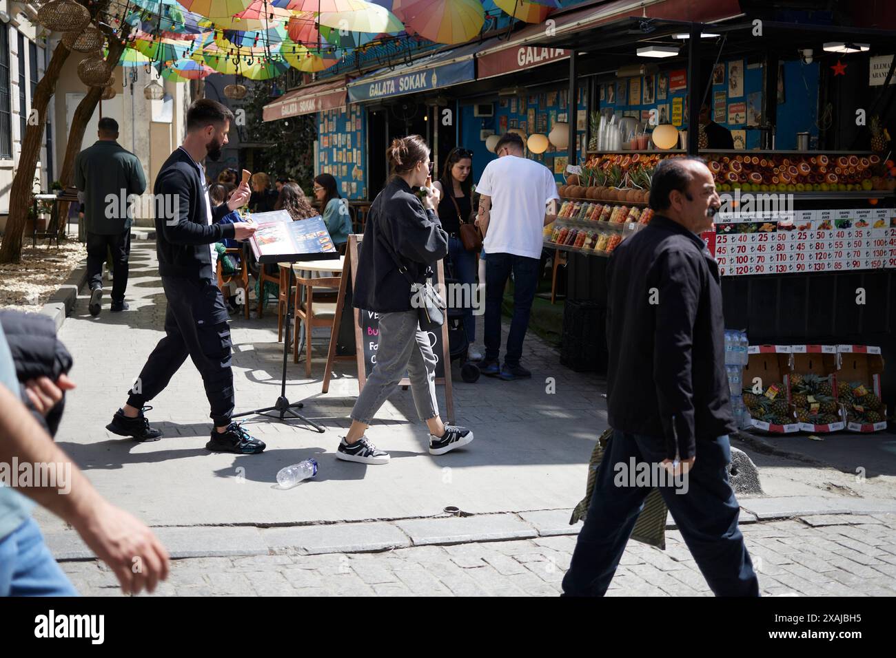 Istanbul, Türkei - 12. April 2024: Straßen von Istanbul Stockfoto