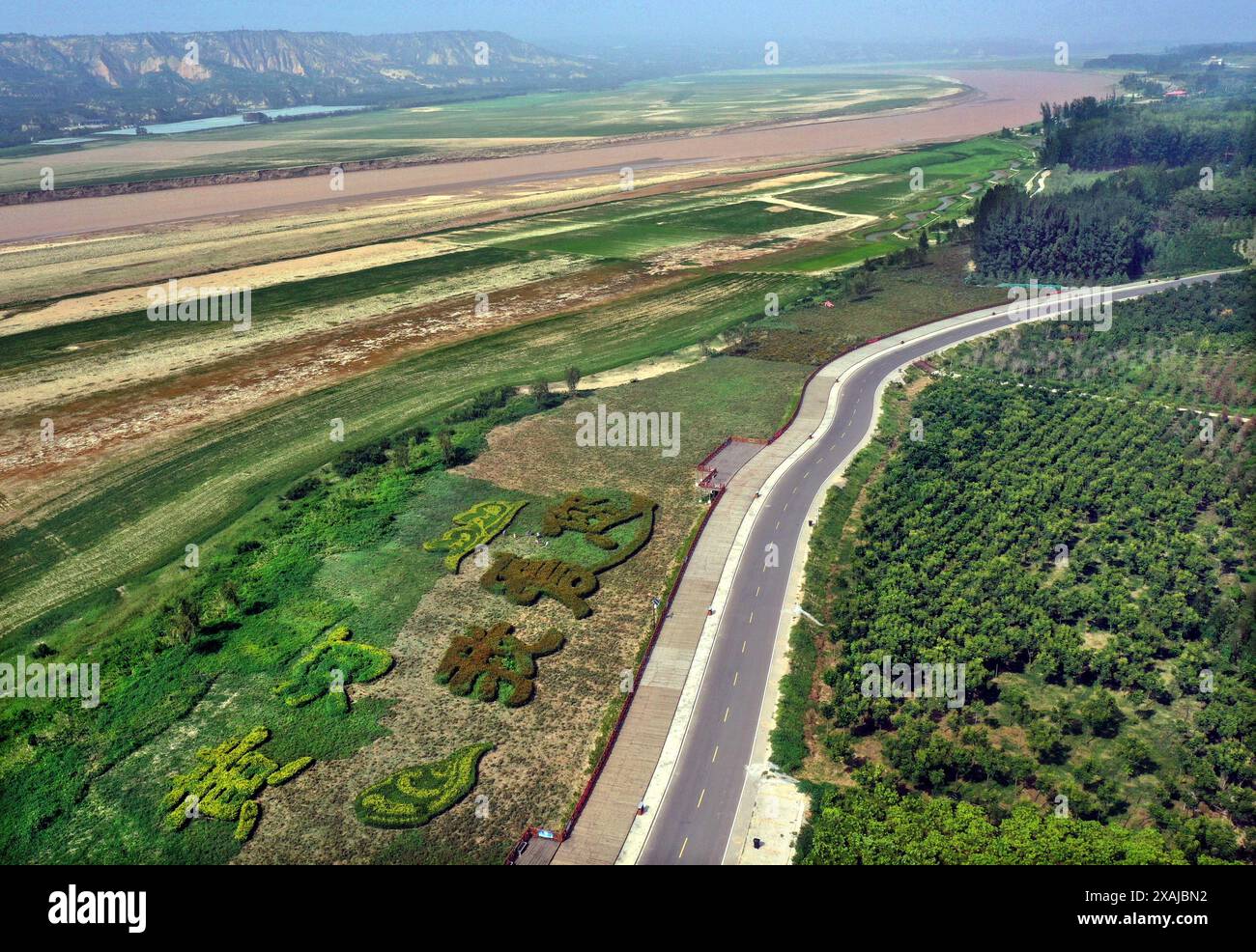 (240607) -- ZHENGZHOU, 7. Juni 2024 (Xinhua) -- ein Luftdrohnenfoto vom 10. August 2022 zeigt einen Abschnitt des ökologischen Korridors entlang des Gelben Flusses in Sanmenxia City, Zentralchinas Provinz Henan. Klares Wasser und grüne Berge sind nicht nur natürlicher und ökologischer Reichtum, sondern auch sozialer und wirtschaftlicher Reichtum, mit dem Konzept -- "luzides Wasser und üppige Berge sind unschätzbare Vermögenswerte" -- wird das Land zum Konsens- und Handlungsleitfaden in ganz China. Unter diesem Konzept fördern die Provinzen in Zentralchina gemeinsam das ökologische Management von Flüssen, um die kontinuierliche i-produktion zu gewährleisten Stockfoto