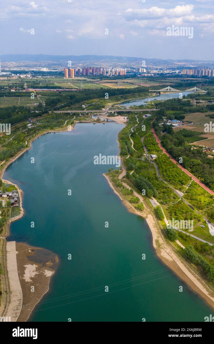 (240607) -- TAIYUAN, 7. Juni 2024 (Xinhua) -- ein Luftdrohnenfoto vom 3. Juni 2024 zeigt die Landschaft des Flusses Fenhe in Taiyuan, nordchinesischer Provinz Shanxi. Klares Wasser und grüne Berge sind nicht nur natürlicher und ökologischer Reichtum, sondern auch sozialer und wirtschaftlicher Reichtum, mit dem Konzept -- "luzides Wasser und üppige Berge sind unschätzbare Vermögenswerte" -- wird das Land zum Konsens- und Handlungsleitfaden in ganz China. Im Rahmen dieses Konzepts fördern die Provinzen in Zentralchina gemeinsam das ökologische Management von Flüssen, um die kontinuierliche Verbesserung der Ökosysteme von Flüssen sicherzustellen. (Xin Stockfoto