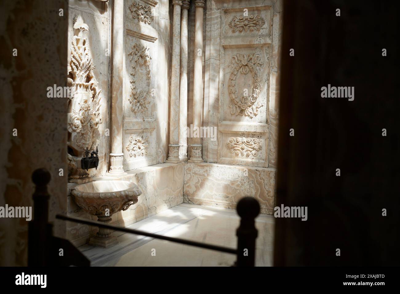 Istanbul, Türkei - 16. April 2024: Innenraum des Dolmabahce-Palastes Stockfoto