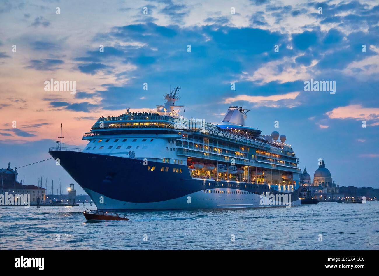 Criuse-Schiff mit zwei Schleppern in der Punta della Dogana in der Nacht, Venedig, Italien Stockfoto