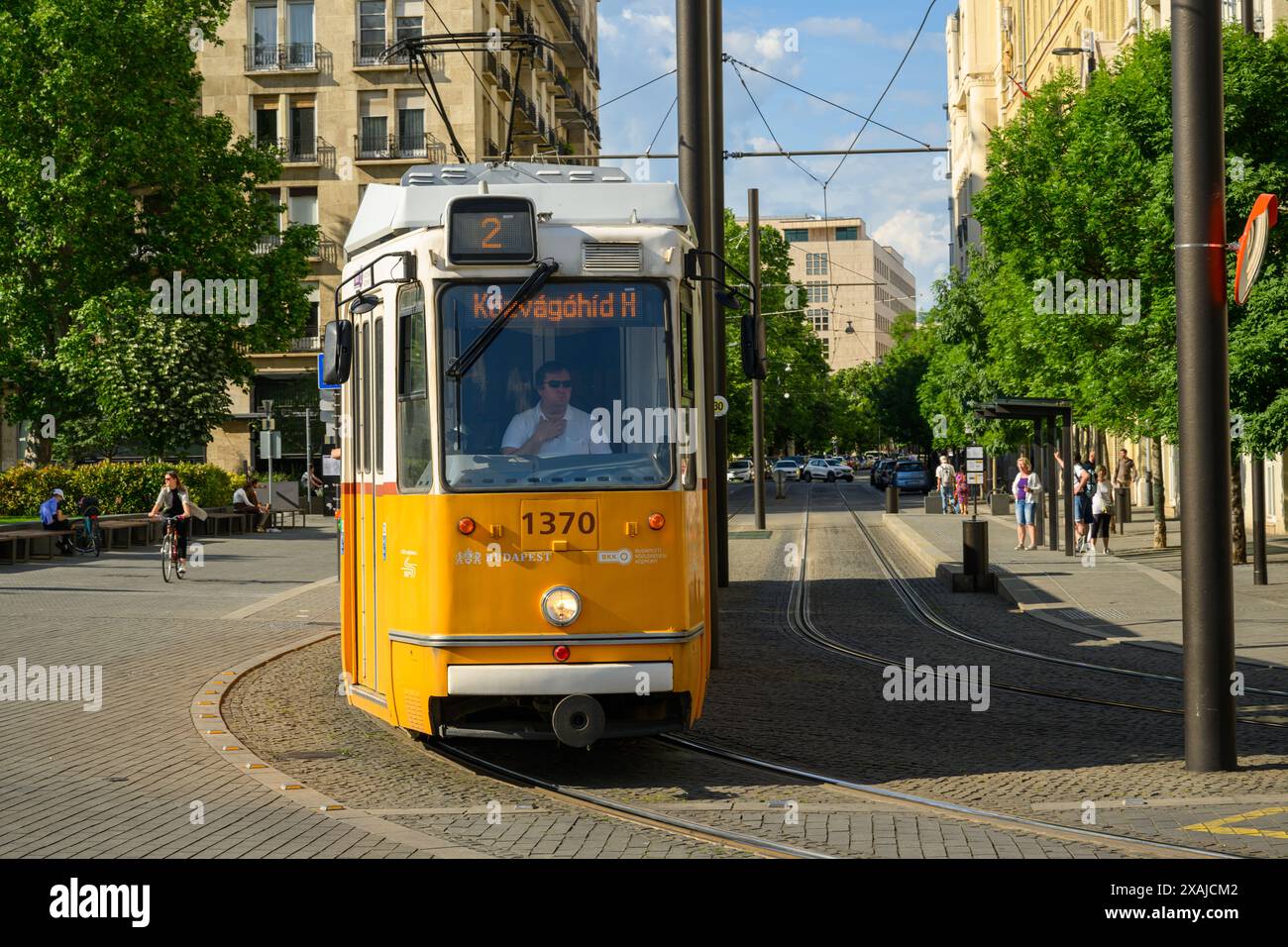 Eine historische Budapester Straßenbahn (ganz KCSV–7), Linie 1370, Linie 2, Budapest, Ungarn Stockfoto