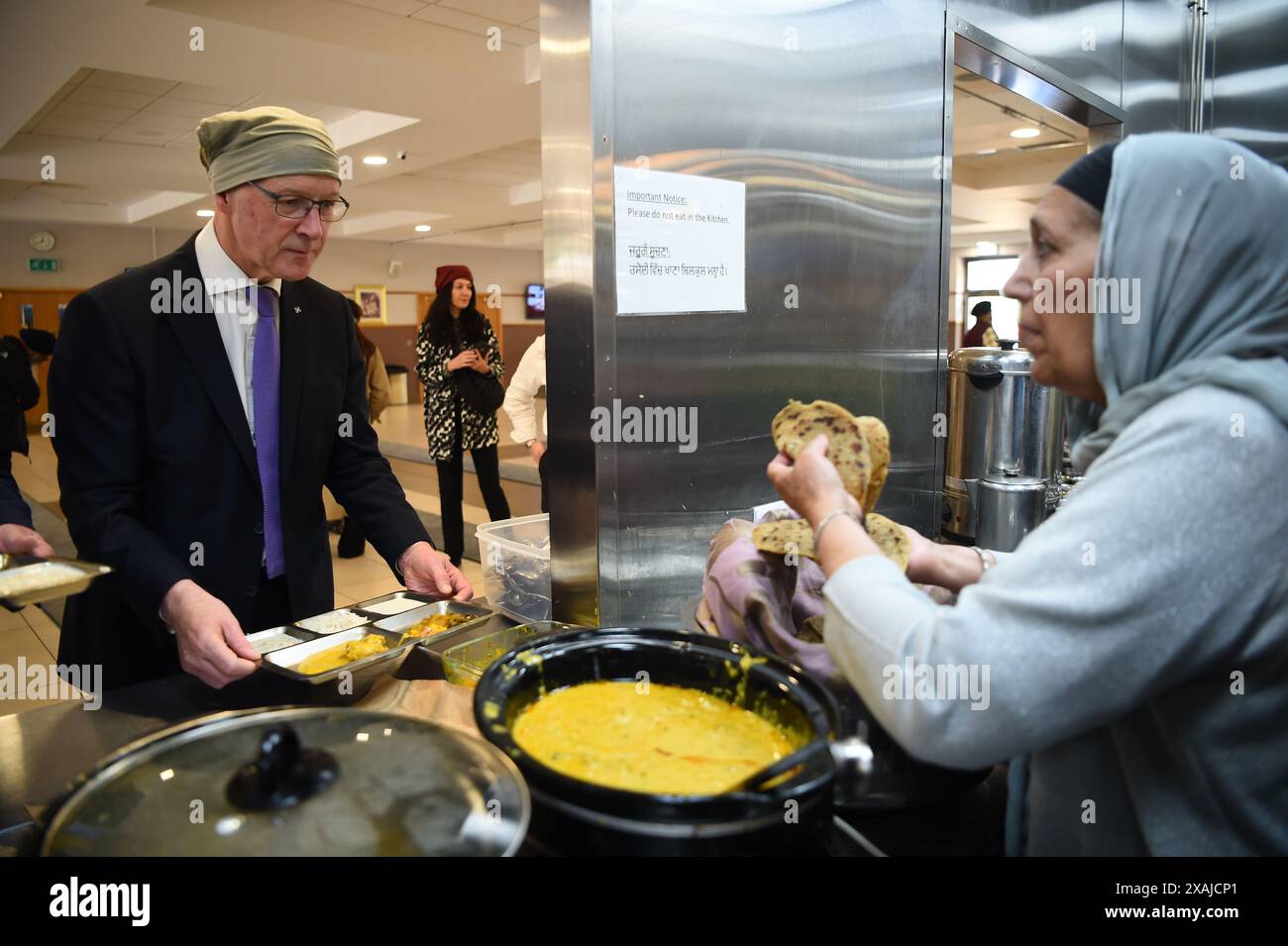 SNP-Chef John Swinney erhält während seines Besuchs in Glasgow Gurdwara während des Wahlkampfs im Wahlkampf. Bilddatum: Freitag, 7. Juni 2024. Stockfoto