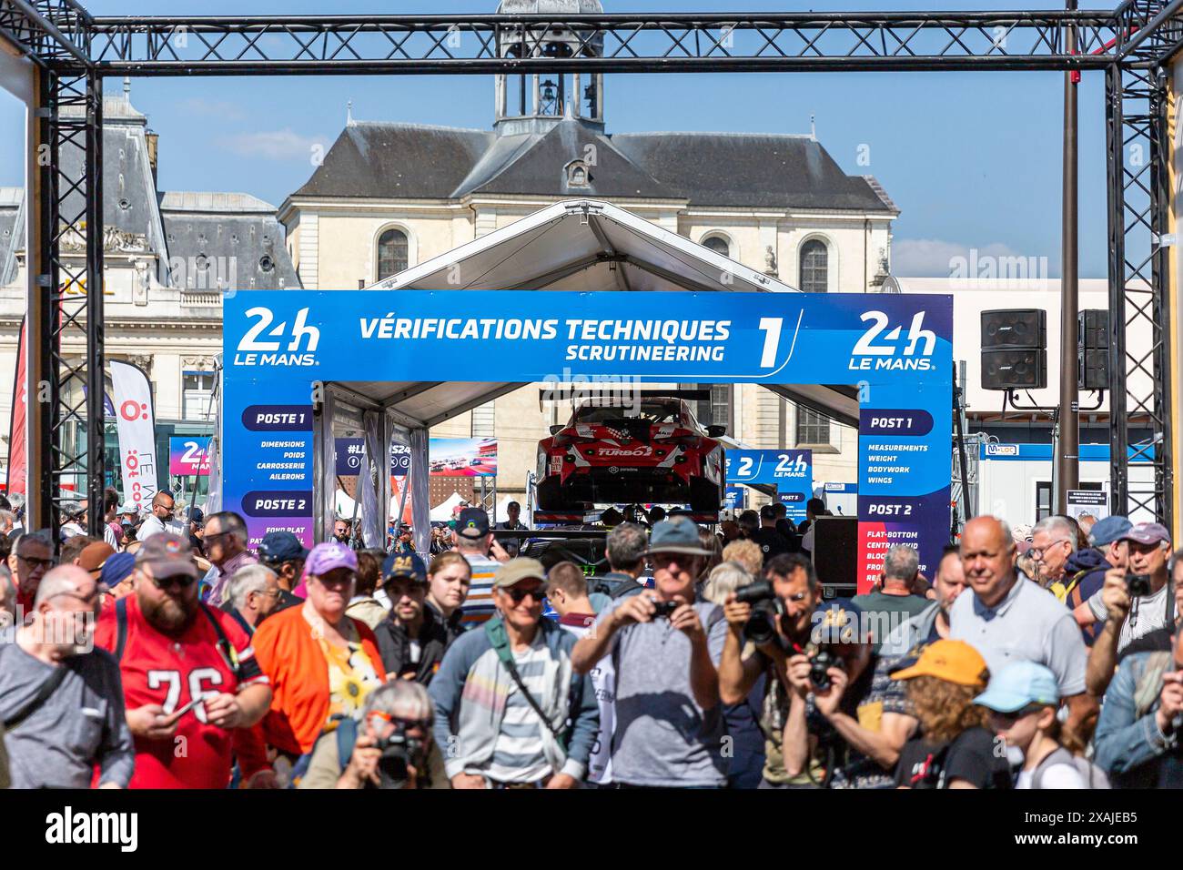 Le Mans, Frankreich. Juni 07 2024 Ambiente während der 92. Ausgabe der 24 Stunden von Le Mans, 4. Runde der FIA WEC-Weltmeisterschaft 2024, technische und administrative Inspektion (Pésage/Scrutineering), Place de la République, 07. Juni 2024 in Le Mans, Frankreich. Stockfoto