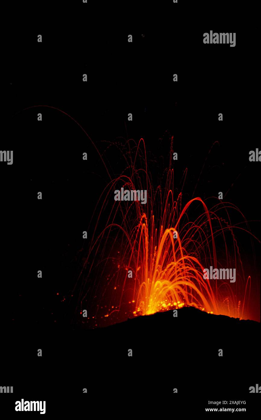 Italien Sizilien Äolische Insel Stromboli Vulkan und Eruption Stockfoto