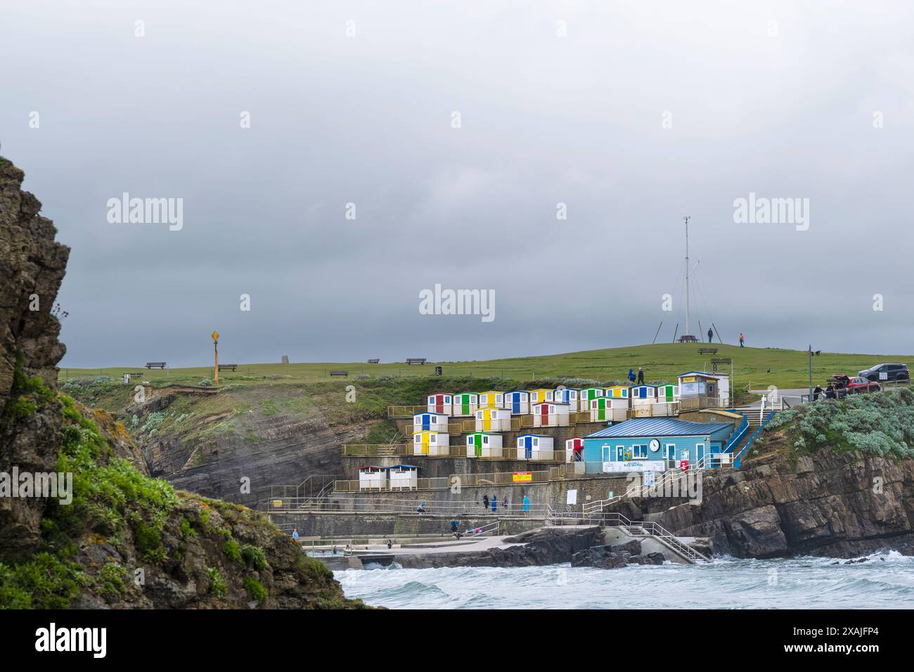 Strandhütten am Bude Sea Pool an der Küste von Bude in Cornwall in Großbritannien. Stockfoto