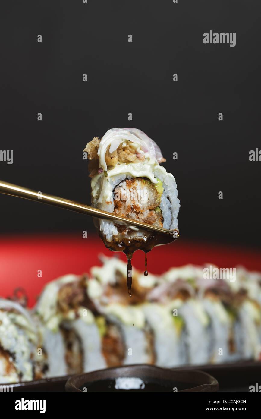 Sushi Rolls, boke, Sprintrollen, schwarzer Tisch Stockfoto