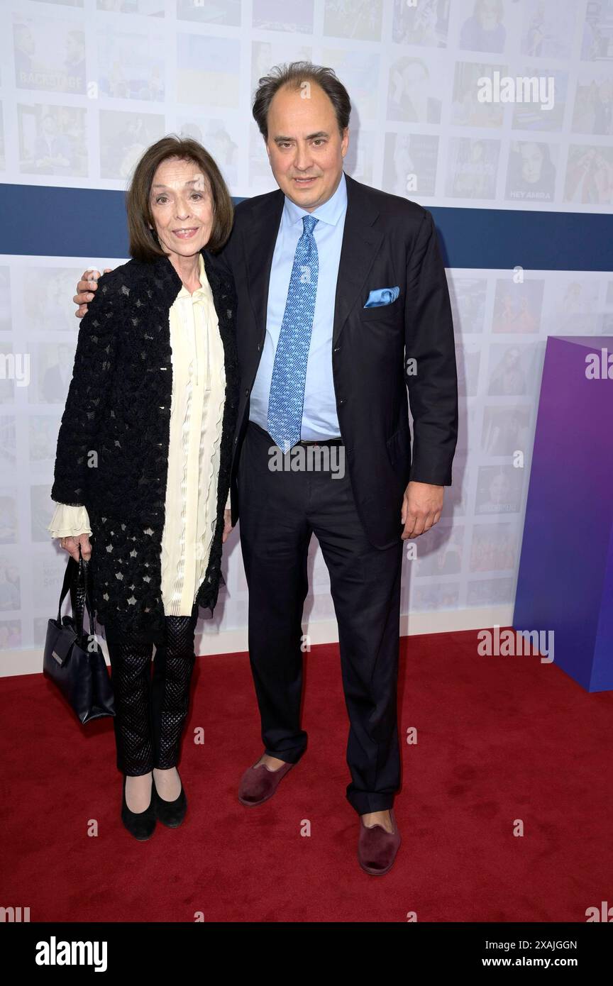 Susanne Juhnke mit Sohn Oliver Marlon Juhnke bei der Bertelsmann Party 2024 in der Bertelsmann Repräsentanz unter den Linden. Berlin, 06.06.2024 *** Susanne Juhnke mit Sohn Oliver Marlon Juhnke bei der Bertelsmann Party 2024 in der Bertelsmann Repräsentanz unter den Linden Berlin, 06 06 2024 Foto:XF.xKernx/xFuturexImagex bertelsmann 4621 Stockfoto