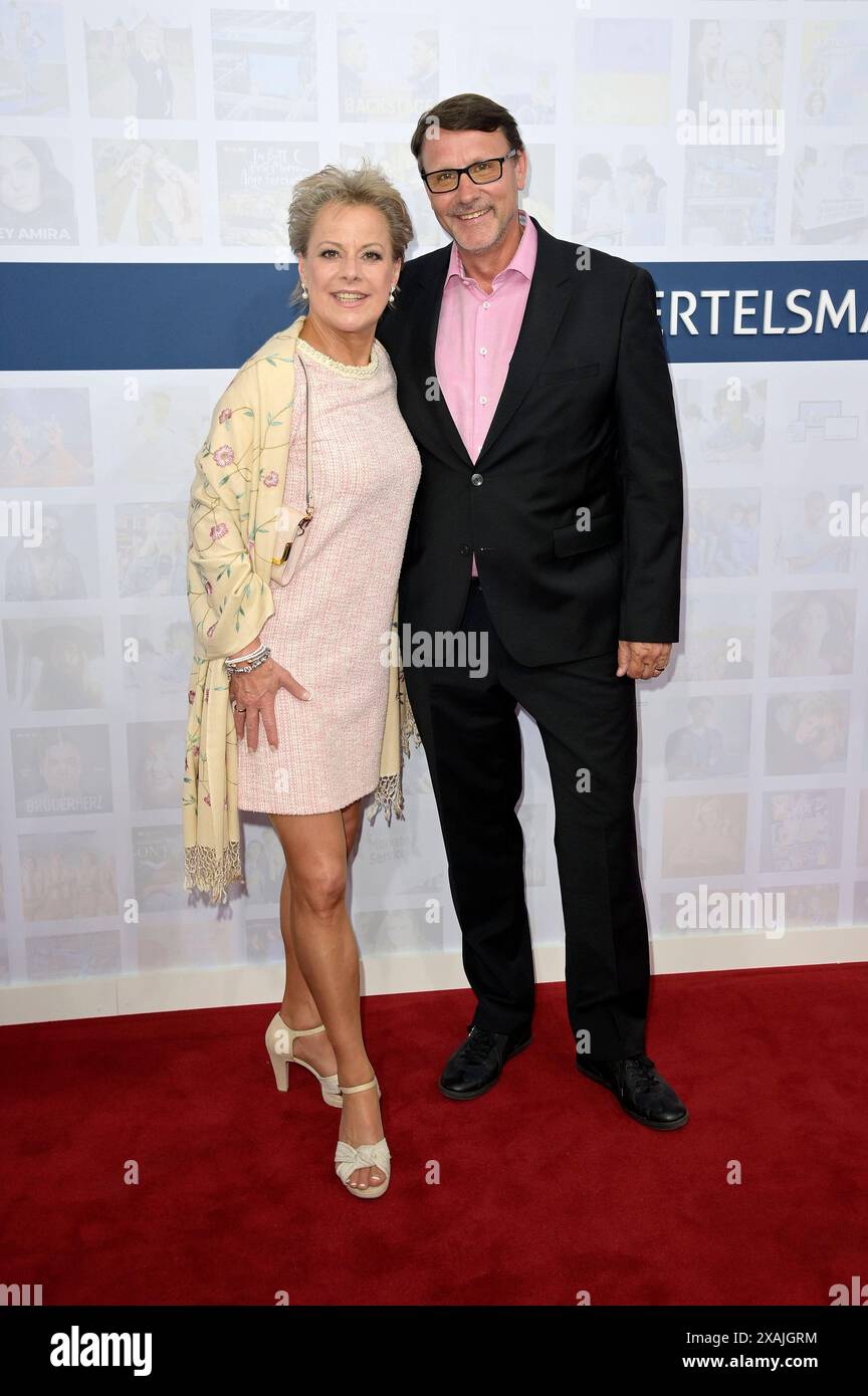 Tanja Schumann mit Ehemann Stefan Burmeister bei der Bertelsmann Party 2024 in der Bertelsmann Repräsentanz unter den Linden. Berlin, 06.06.2024 *** Tanja Schumann mit Ehemann Stefan Burmeister bei der Bertelsmann Party 2024 in der Bertelsmann Repräsentanz unter den Linden Berlin, 06 06 2024 Foto:XF.xKernx/xFuturexImagex bertelsmann_4674 Stockfoto