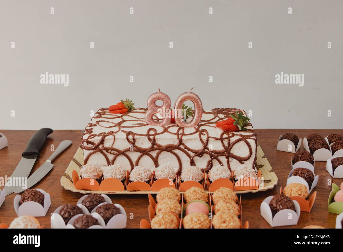 Tortendekoration zum 80. Geburtstag Stockfoto
