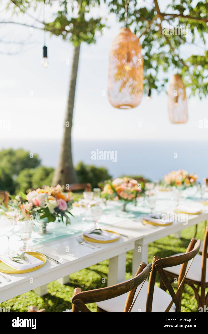 Tropisches Abendessen für Hochzeitsempfang an den Klippen auf Hawaii Stockfoto