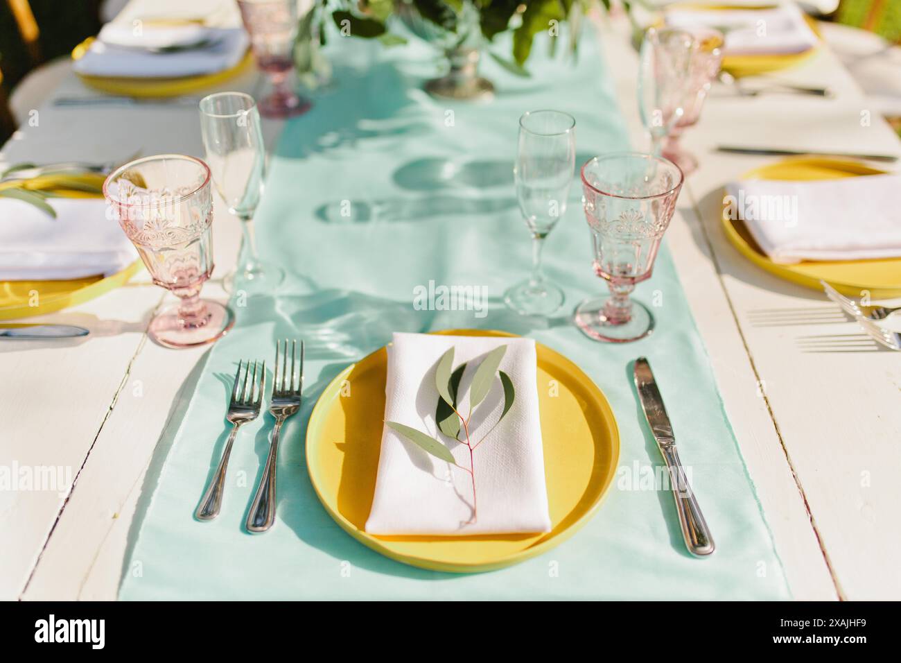 Tropisches Abendessen für Hochzeitsempfang mit Eukalyptus Stockfoto