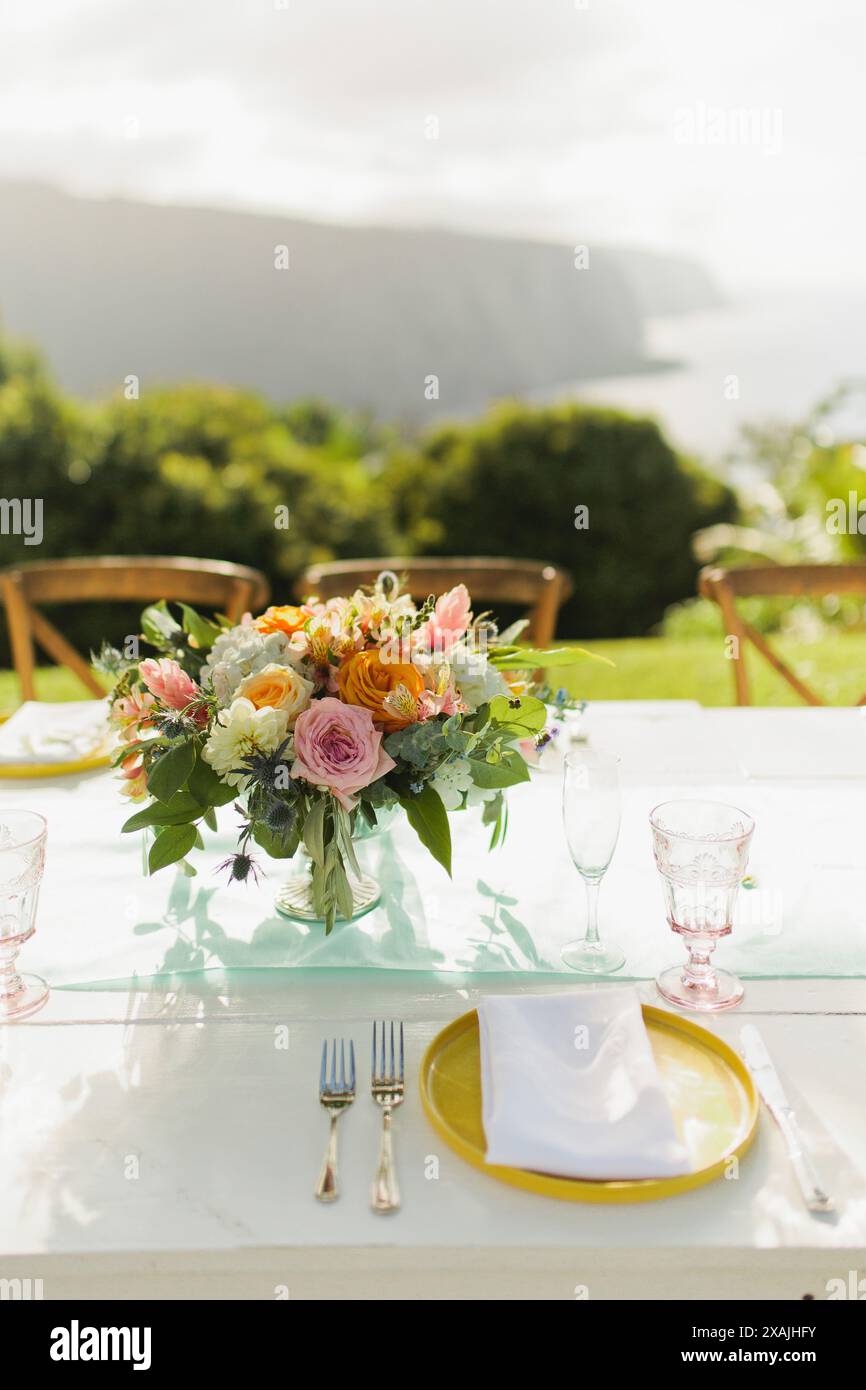 Tropisches Abendessen für Hochzeitsempfang an den Klippen auf Hawaii Stockfoto