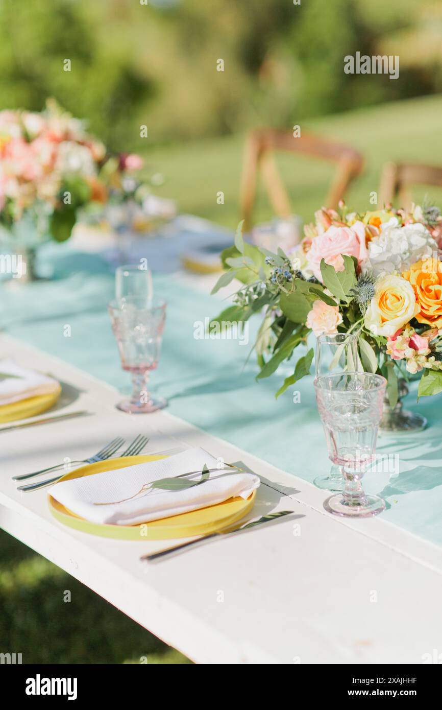 Tropisches intimes Abendessen für Hochzeitsempfang mit rosafarbenen Gläsern Stockfoto