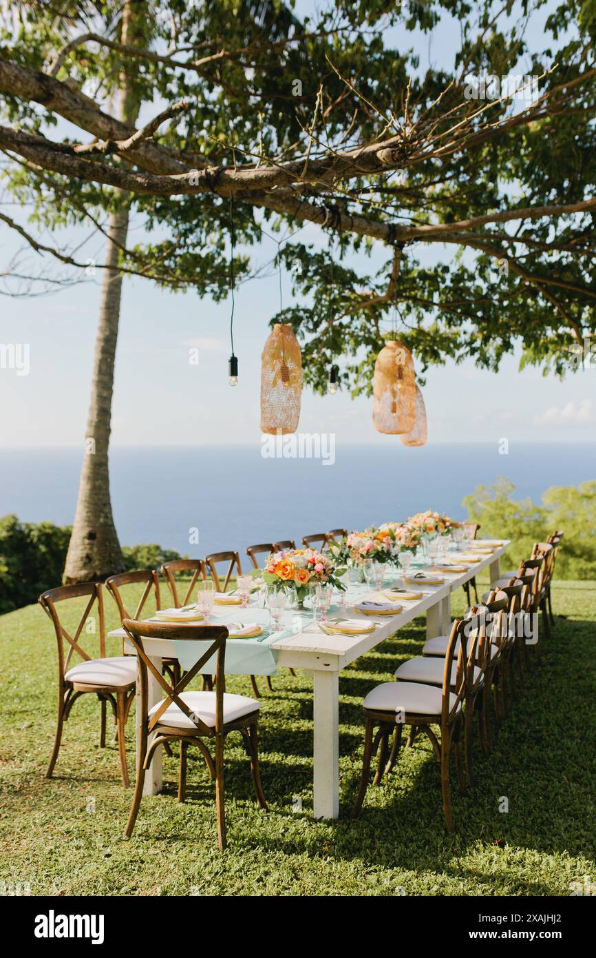 Farbenfroher, intimer Empfang mit tropischem Abendessen an der Klippe des Ozeans Stockfoto