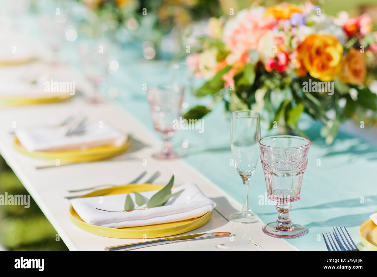 Tropisches intimes Abendessen für Hochzeitsempfang mit rosafarbenen Gläsern Stockfoto