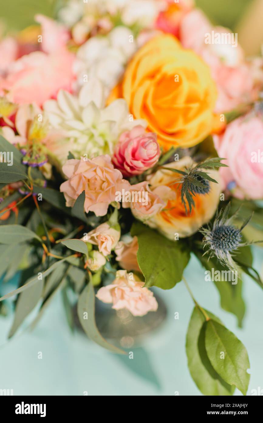 Farbenfrohe Tischblumen für tropische Hochzeiten Stockfoto