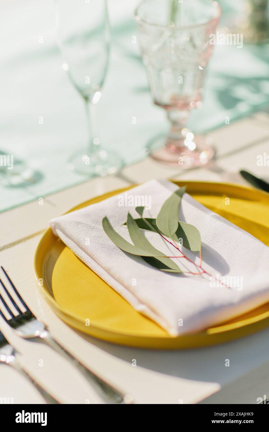 Tropisches Abendessen für Hochzeitsempfang mit Eukalyptus Stockfoto